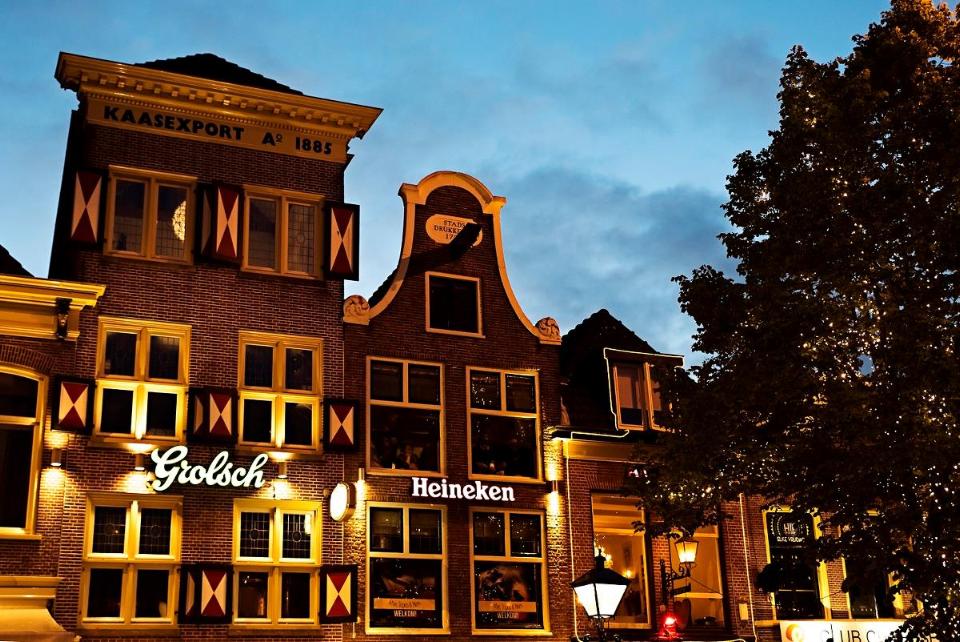 vooraanzicht van rode bioscoop stoelen met personen erin met popcorn